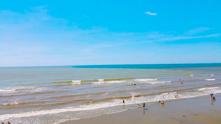 Xôn xao biển Sầm Sơn chia đôi màu nước - 2