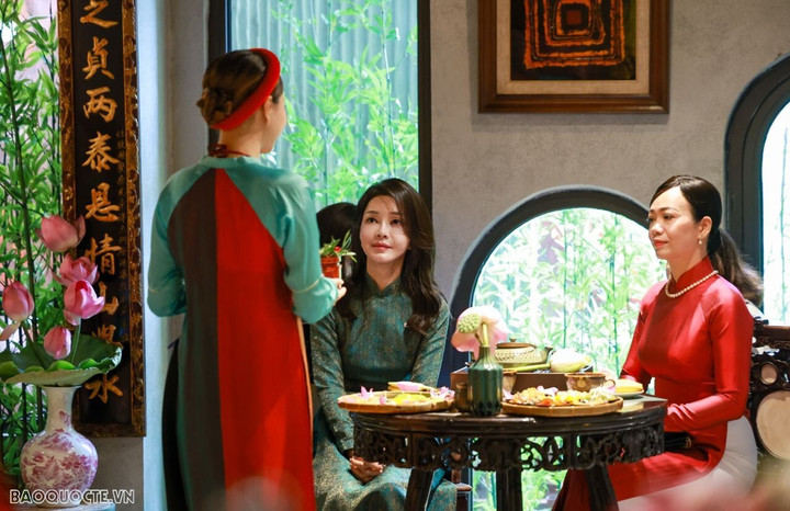 Phu nhân lãnh đạo Việt Nam - Hàn Quốc thưởng trà, xem biểu diễn áo dài - 6