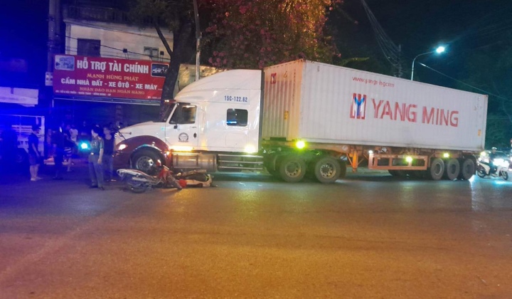 Hải Phòng: Container va chạm với hai xe mô tô, 5 người bị thương - 1