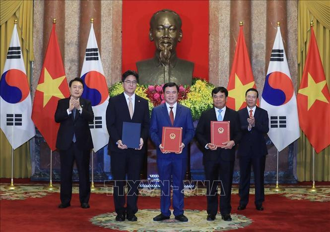 Chủ tịch nước Võ Văn Thưởng và Tổng thống Hàn Quốc chứng kiến lễ trao đổi các văn kiện hợp tác - 6