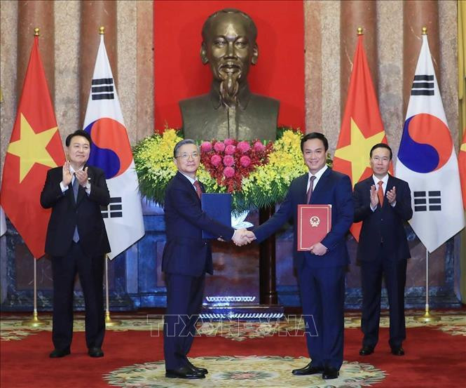 Chủ tịch nước Võ Văn Thưởng và Tổng thống Hàn Quốc chứng kiến lễ trao đổi các văn kiện hợp tác - 8