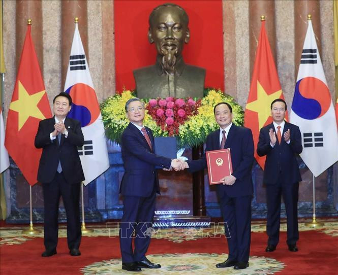 Chủ tịch nước Võ Văn Thưởng và Tổng thống Hàn Quốc chứng kiến lễ trao đổi các văn kiện hợp tác - 9