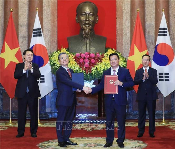 Chủ tịch nước Võ Văn Thưởng và Tổng thống Hàn Quốc chứng kiến lễ trao đổi các văn kiện hợp tác - 10