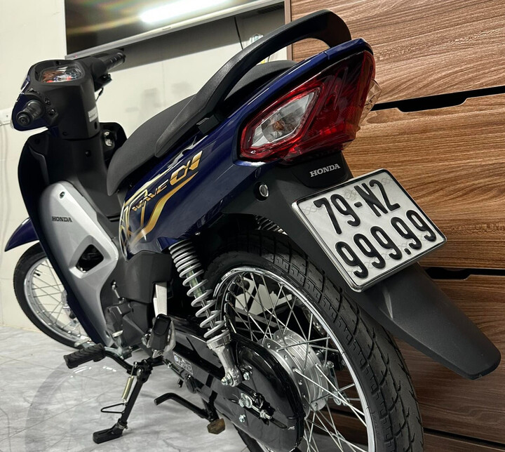 Xe máy bình dân Honda Wave biển số ngũ quý 9 'hét' giá 799 triệu đồng - 2