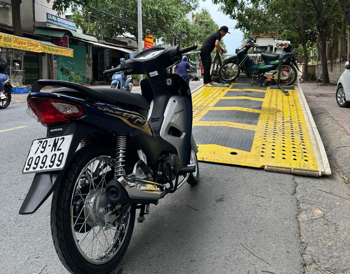 Xe máy bình dân Honda Wave biển số ngũ quý 9 'hét' giá 799 triệu đồng - 3