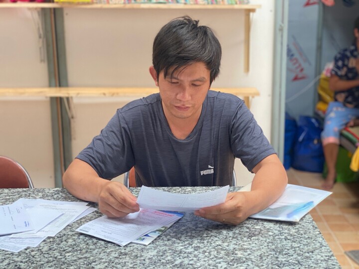 Anh Tuấn như người mất hồn khi nhìn lại kết quả chẩn đoán con gái mắc bệnh ung thư thận.