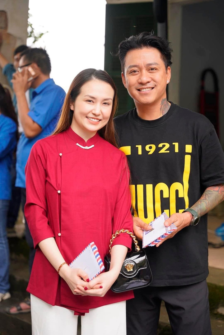 Sao Việt 25/6: Quyền Linh khoe 'bạn thân' 20 năm, Công Lý cùng bà xã dạo phố - 4