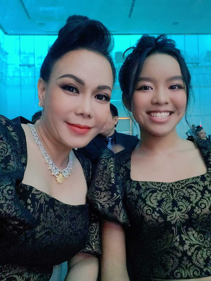 Sao Việt 25/6: Quyền Linh khoe 'bạn thân' 20 năm, Công Lý cùng bà xã dạo phố - 11