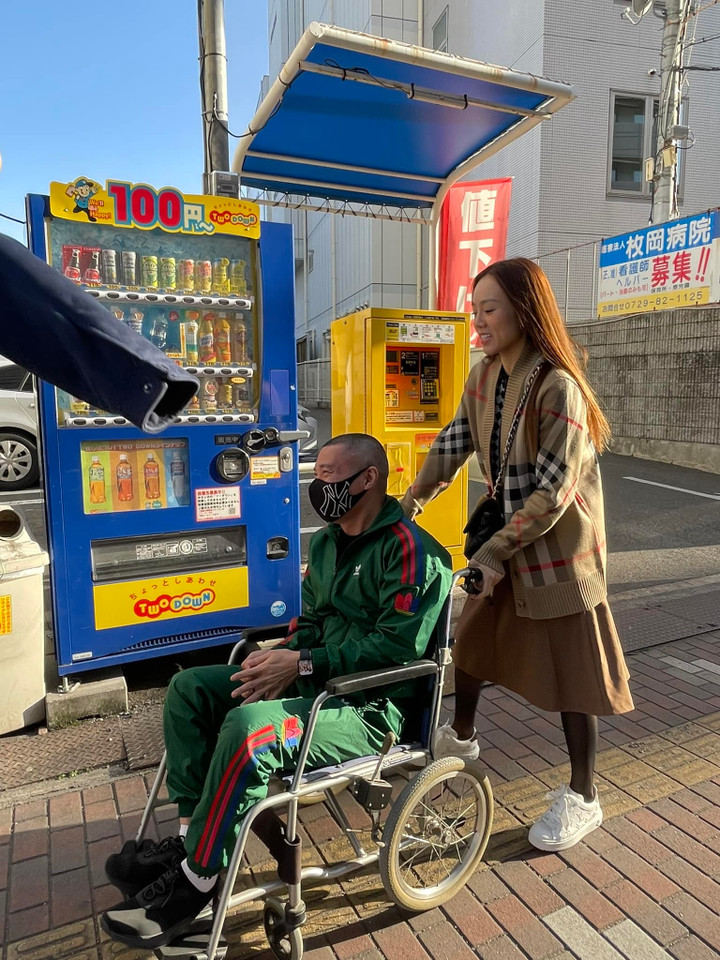 Sao Việt 25/6: Quyền Linh khoe 'bạn thân' 20 năm, Công Lý cùng bà xã dạo phố - 2