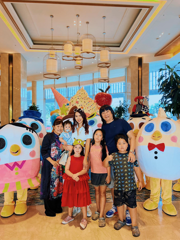 Sao Việt 25/6: Quyền Linh khoe 'bạn thân' 20 năm, Công Lý cùng bà xã dạo phố - 5