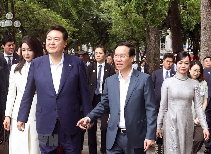 Chủ tịch nước và Tổng thống Hàn Quốc tham quan danh thắng hồ Hoàn Kiếm - 1