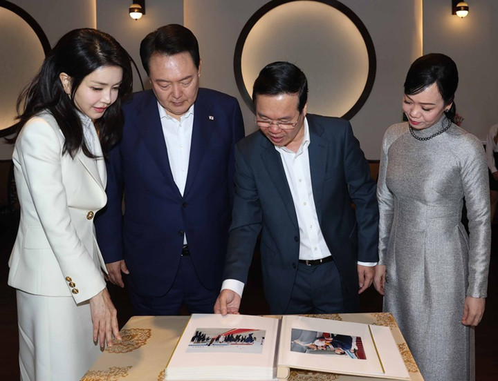 Chủ tịch nước và Tổng thống Hàn Quốc tham quan danh thắng hồ Hoàn Kiếm - 3