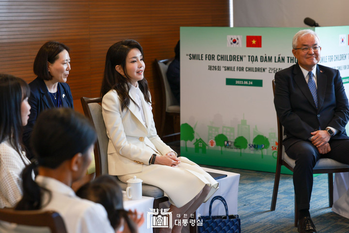 Đệ nhất phu nhân Hàn Quốc 'bắn tim' trong chuyến thăm cơ sở 'Vì nụ cười trẻ thơ' - 3