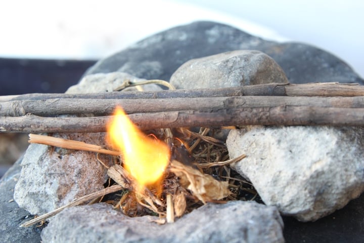 Có rất nhiều cách để tạo lửa, ví dụ như khi ma sát hai hòn đá lại với nhau cũng có thể lấy được lửa.