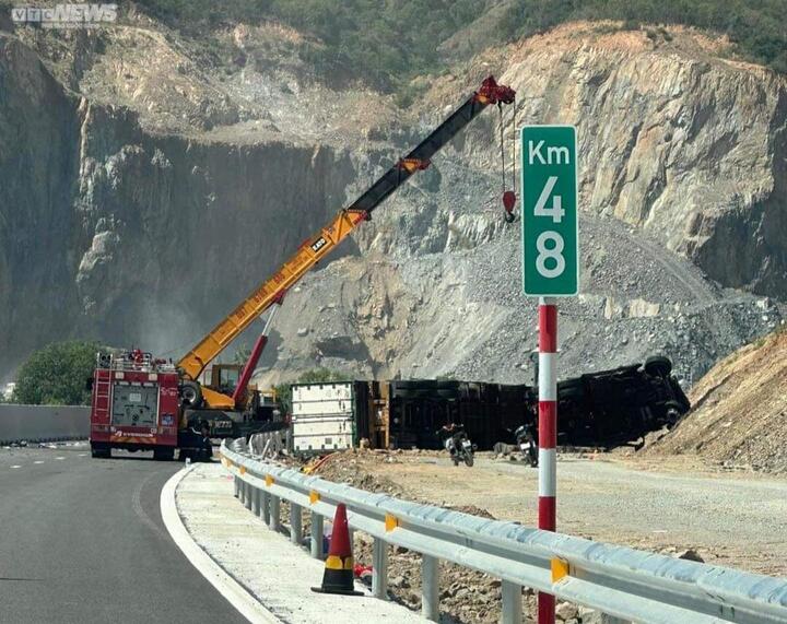 Tai nạn trên cao tốc Nha Trang - Cam Lâm: Đưa thi thể 2 nạn nhân ra ngoài ô tô bẹp dúm - 2