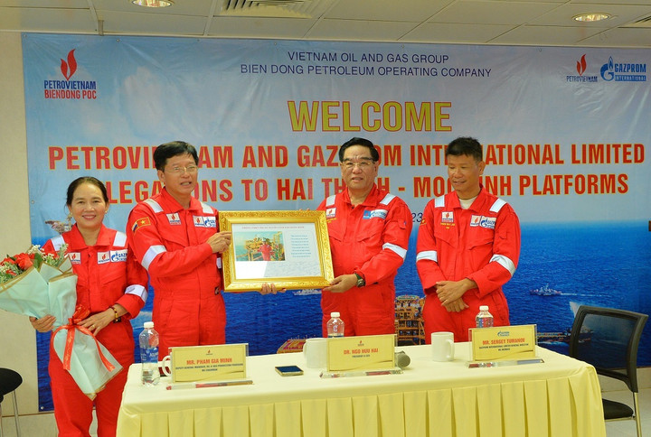 Cán bộ, người lao động trên giàn Hải Thạch - Mộc Tinh tặng hoa tri ân Tổng Giám đốc Ngô Hữu Hải.