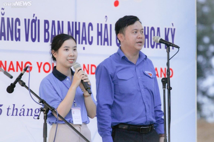 Ban nhạc hải quân Mỹ 'cháy hết mình' với thanh niên Đà Nẵng - 1