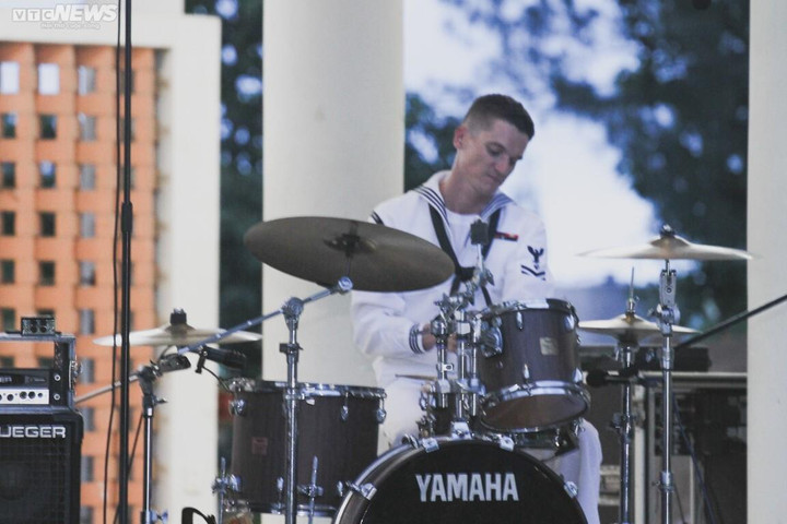 Ban nhạc hải quân Mỹ 'cháy hết mình' với thanh niên Đà Nẵng - 8