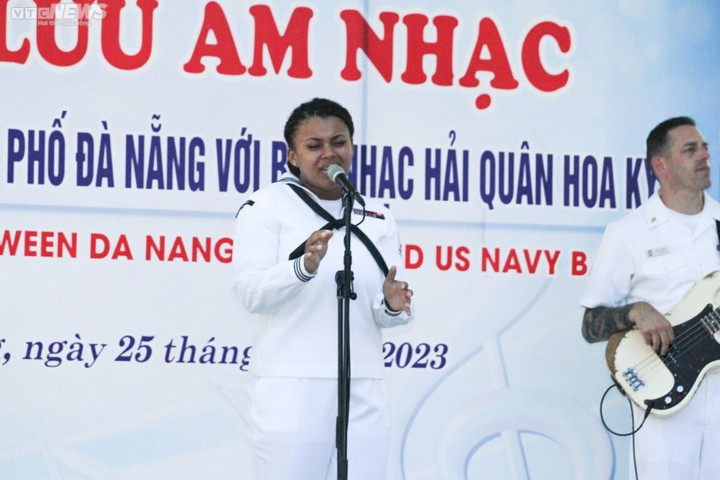 Ban nhạc hải quân Mỹ 'cháy hết mình' với thanh niên Đà Nẵng - 7
