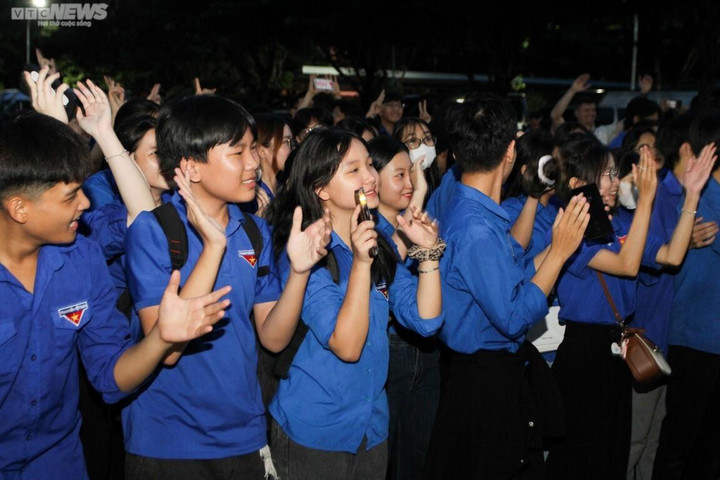 Ban nhạc hải quân Mỹ 'cháy hết mình' với thanh niên Đà Nẵng - 2