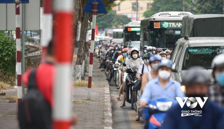 Giải bài toán ùn tắc và ô nhiễm: Cần thay đổi tư duy 'ưu ái' xe cơ giới - 2