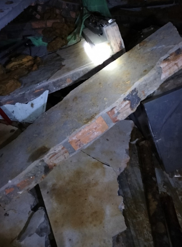 Sạt lở đất vùi lấp căn nhà ở Bắc Kạn, bé gái 7 tuổi chết thương tâm - 1