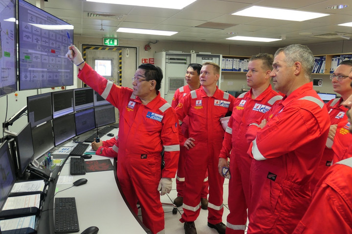 TGĐ Ngô Hữu Hải giới thiệu Trung tâm điều khiển giàn Xử lý Khí với ông Tumanov ( hàng đầu từ phải sang).