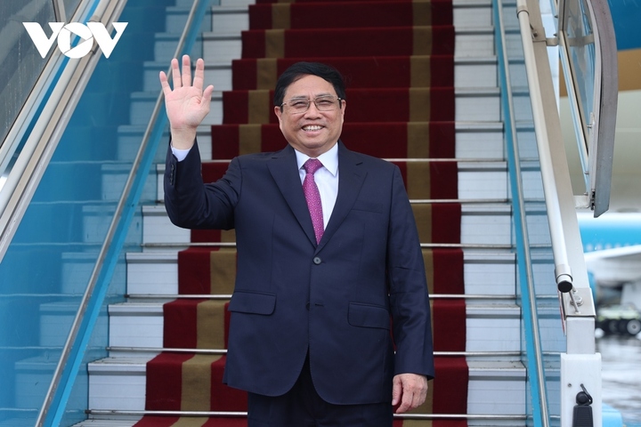 Thủ tướng lên đường thăm chính thức Trung Quốc, dự Hội nghị thường niên Diễn đàn WEF - 1