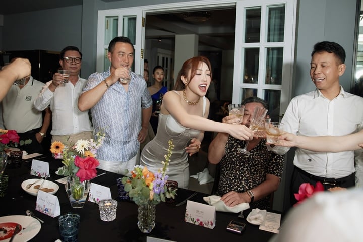 Chi Bảo tổ chức tiệc sinh nhật sang chảnh cho vợ trong biệt thự mới hoàn thiện - 10