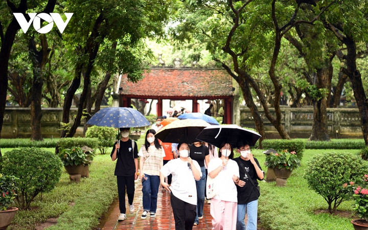 Bất chấp trời mưa, sĩ tử vẫn tấp nập đến Văn Miếu, Đền Ngọc Sơn cầu may - 1