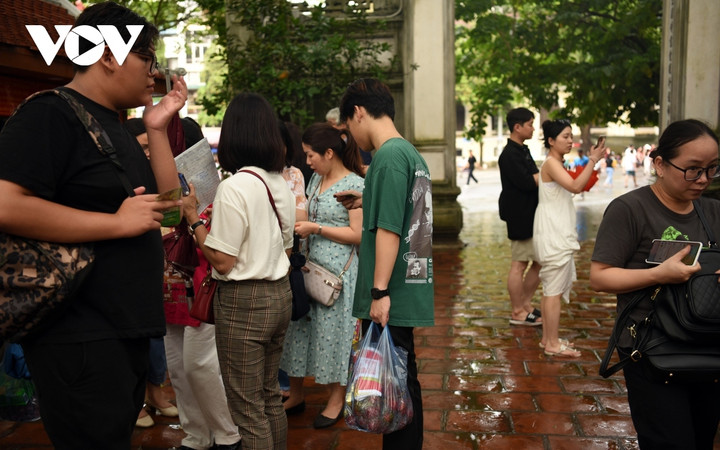 Bất chấp trời mưa, sĩ tử vẫn tấp nập đến Văn Miếu, Đền Ngọc Sơn cầu may - 7