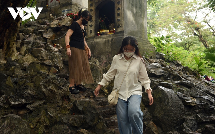 Bất chấp trời mưa, sĩ tử vẫn tấp nập đến Văn Miếu, Đền Ngọc Sơn cầu may - 8