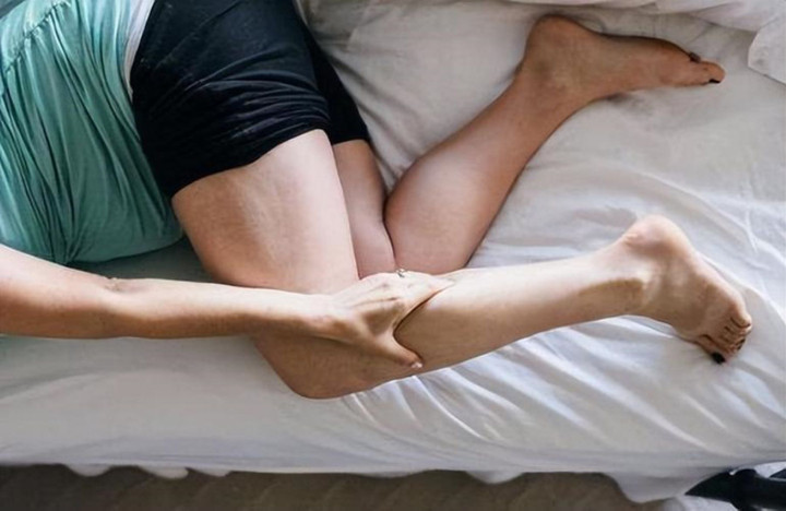 Đang ngủ đột nhiên bị chuột rút, dấu hiệu cảnh báo 2 bệnh nguy hiểm - 1