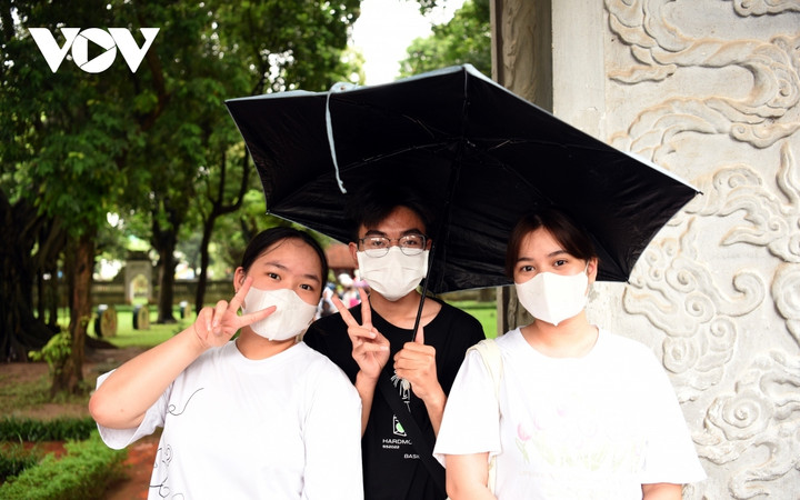 Bất chấp trời mưa, sĩ tử vẫn tấp nập đến Văn Miếu, Đền Ngọc Sơn cầu may - 3