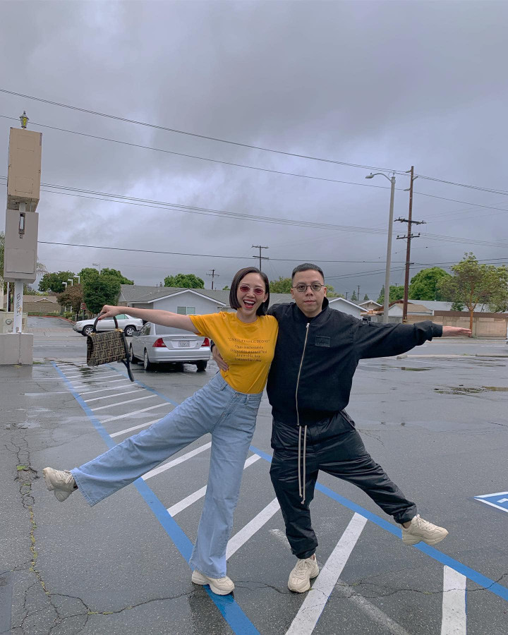 Tóc Tiên đăng ảnh hài hước bên ông xã kèm chia sẻ: "Người có tâm tốt, dù có mâu thuẫn với mình ra sao thì tâm vẫn tốt và luôn bên cạnh mình. Người tâm không lành, dù chả bao giờ đụng chạm trực tiếp, thì bằng cách nào đó vẫn muốn đứng trên mình".