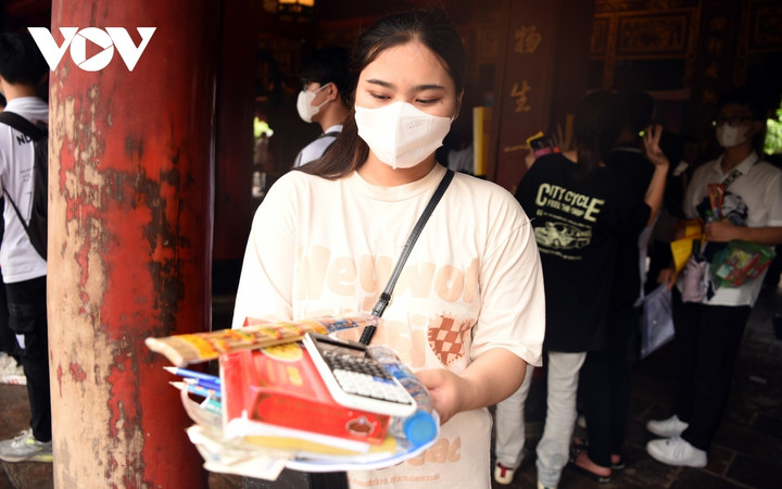 Bất chấp trời mưa, sĩ tử vẫn tấp nập đến Văn Miếu, Đền Ngọc Sơn cầu may - 4