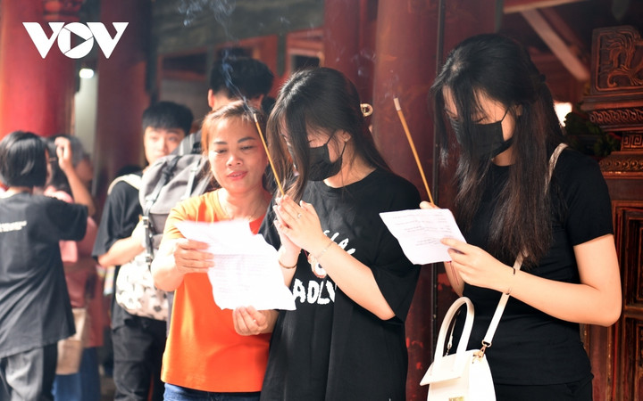 Bất chấp trời mưa, sĩ tử vẫn tấp nập đến Văn Miếu, Đền Ngọc Sơn cầu may - 5