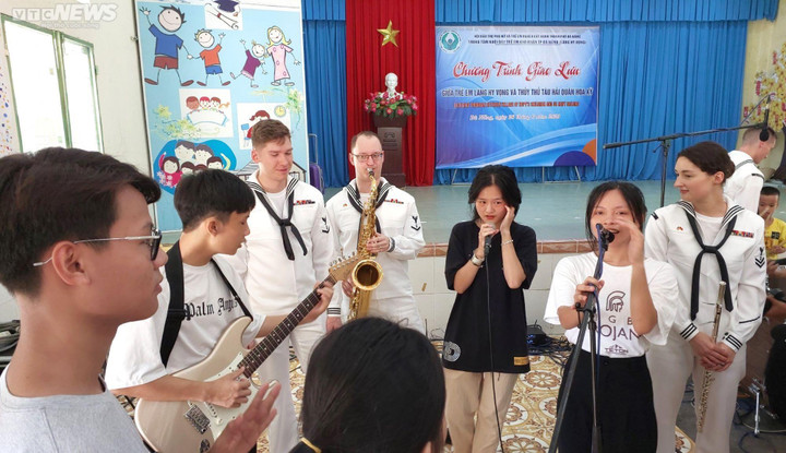 Thủy thủ tàu sân bay Mỹ đàn hát, nhảy múa cùng trẻ mồ côi Đà Nẵng - 9
