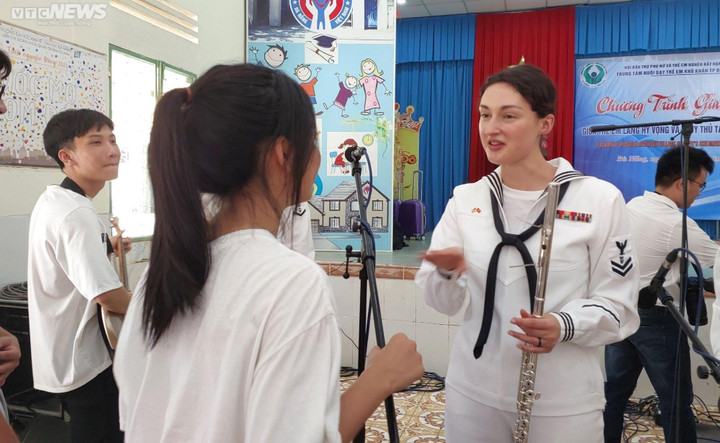 Thủy thủ tàu sân bay Mỹ đàn hát, nhảy múa cùng trẻ mồ côi Đà Nẵng - 6