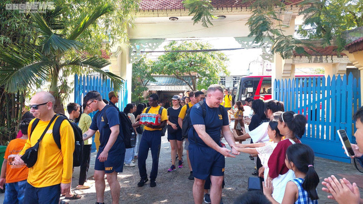 Thủy thủ tàu sân bay Mỹ đàn hát, nhảy múa cùng trẻ mồ côi Đà Nẵng - 1