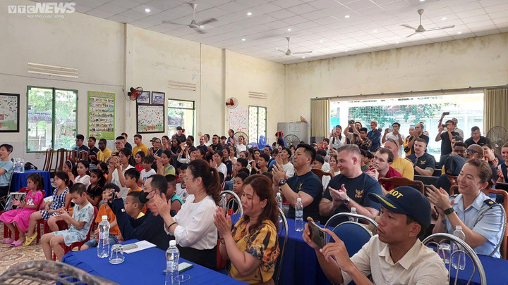 Thủy thủ tàu sân bay Mỹ đàn hát, nhảy múa cùng trẻ mồ côi Đà Nẵng - 7