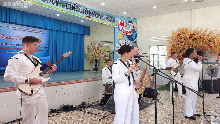 Thủy thủ tàu sân bay Mỹ đàn hát, nhảy múa cùng trẻ mồ côi Đà Nẵng - 4