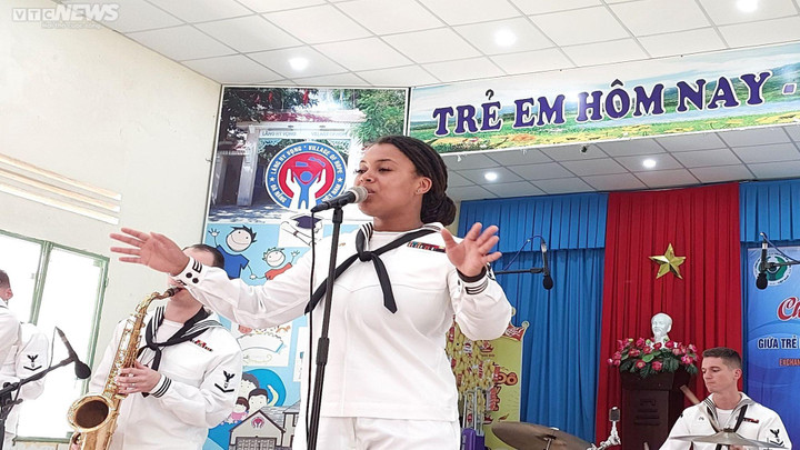 Thủy thủ tàu sân bay Mỹ đàn hát, nhảy múa cùng trẻ mồ côi Đà Nẵng - 5