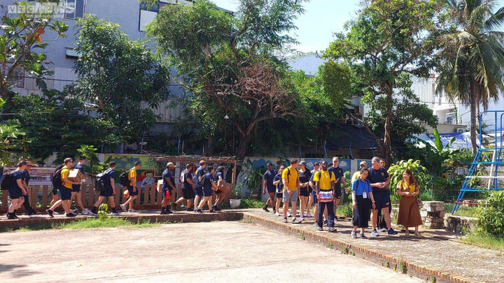 Thủy thủ tàu sân bay Mỹ đàn hát, nhảy múa cùng trẻ mồ côi Đà Nẵng - 2