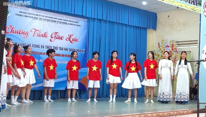 Thủy thủ tàu sân bay Mỹ đàn hát, nhảy múa cùng trẻ mồ côi Đà Nẵng - 3