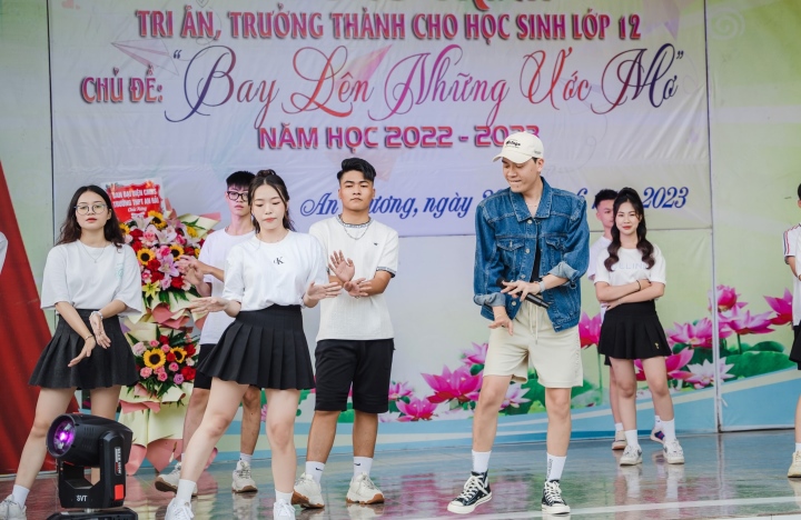 Thầy hiệu phó vừa hát vừa nhảy cực sung trong lễ chia tay học sinh lớp 12 - 1