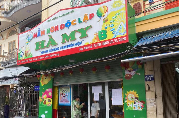 Đình chỉ cơ sở mầm non có giáo viên dùng lược đánh vào chân trẻ - 1