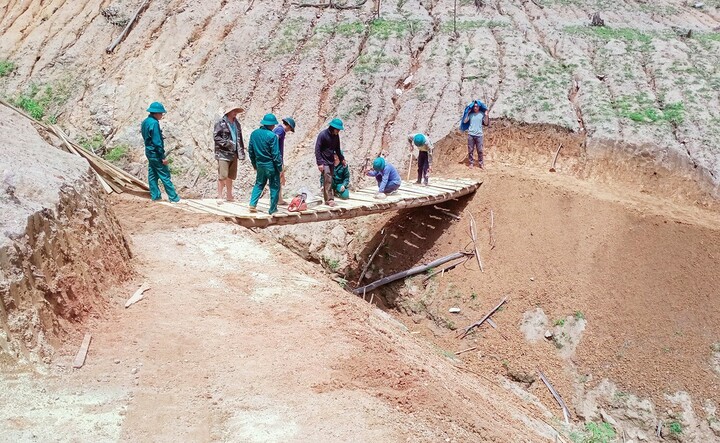 Lòng hồ thủy điện Bản Vẽ trơ đáy, dân mở đường bộ thay đi thuyền - 4