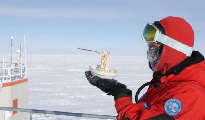 Nhiệt độ ở Nam Cực có thể làm tô mì đóng băng ngay lập tức.