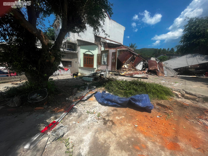 Xe khách tông sập nhà dân ở Phú Yên: Chủ nhà thoát nạn nhờ ra ngoài ăn tối - 2